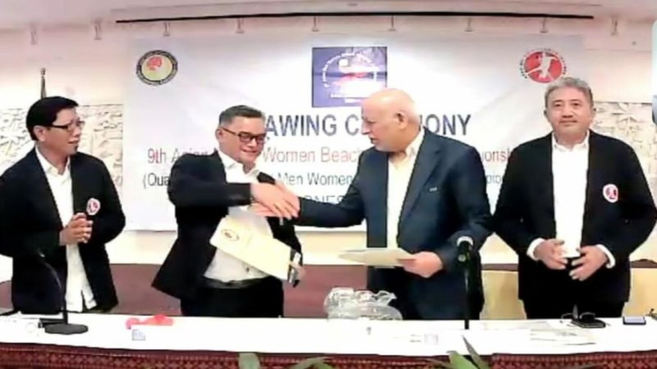 Ketua PB ABTI Zulfydar Zaidar Mochtar (kedua dari kiri) berjabat tangan dengan Direktur Eksekutif Federasi Bola Tangan Asia (AHF),  Ahmad Abu Al Lail (kedua dari kanan) dalam undian Kejuaraan Asia Bola Tangan Pantai 2023 di Bali, Selasa (24/1/2023). (ANTARA/HO-ABTI)