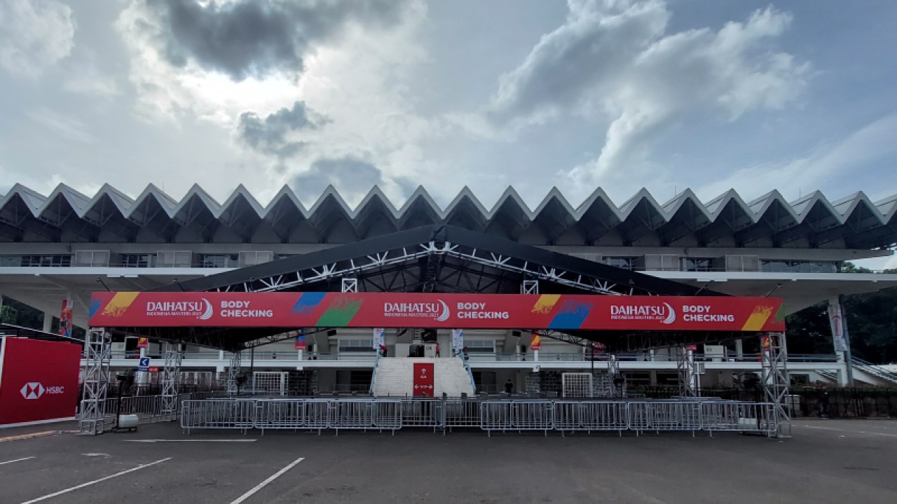 Lokasi pengecekan penonton BWF World Tour Super 500 Indonesia Masters 2023 sebelum masuk ke Istora GBK, Senayan, Jakarta, Senin (23/1/2023). (ANTARA/Muhammad Ramdan)