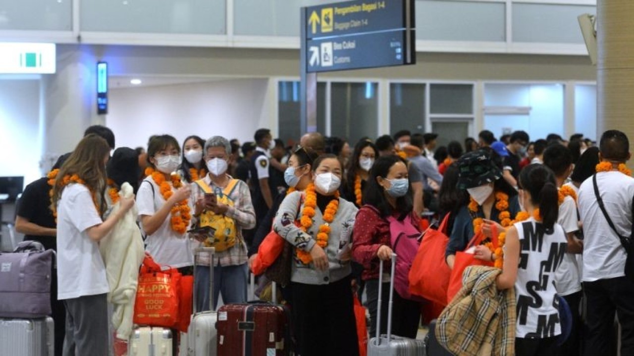 Wisatawan mancanegara asal China tiba di Terminal Internasional Bandara Internasional I Gusti Ngurah Rai, Badung, Bali, Minggu (22/1/2023). ANTARA/Naufal Fikri Yusuf