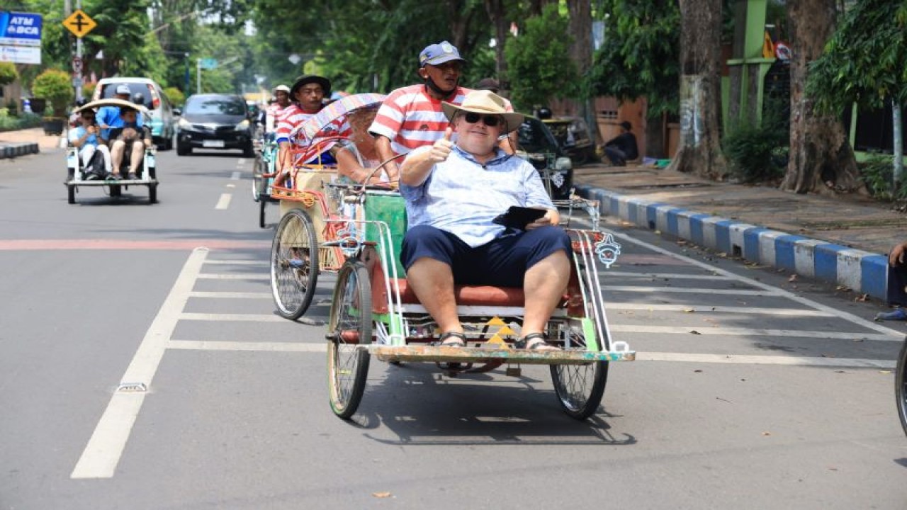 Wisatawan asal Eropa naik becak untuk berkunjung ke sejumlah objek wisata di Kota Probolinggo, Selasa (24/1/203) (ANTARA/HO-Diskominfo Kota Probolinggo)