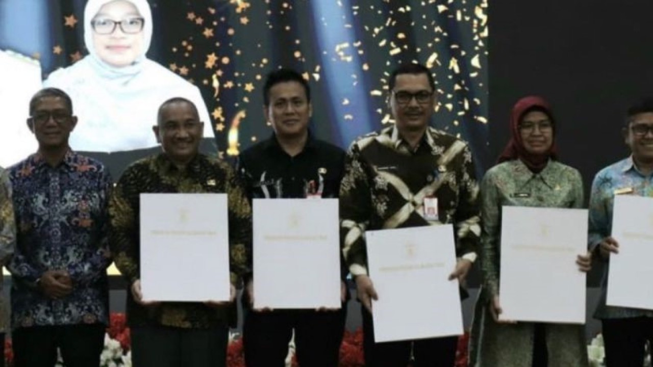 Sejumlah perangkat daerah penerima Penghargaan Sistem Akuntabilitas Kinerja Instansi Pemerintah (SAKIP) dan Penilaian Mandiri Pelaksanaan Reformasi Birokrasi (PMPRB). (Diskominfo Kaltim)