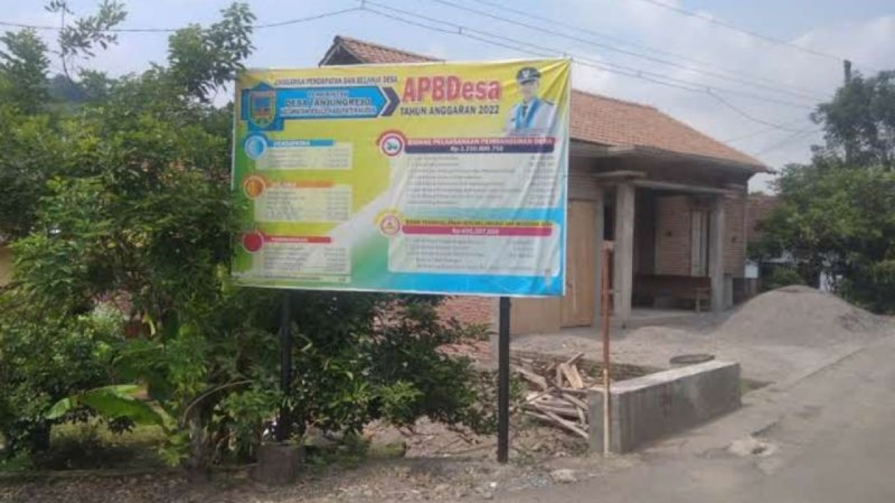 Baliho tentang penggunaan dana Pemerintahan Desa Tanjungrejo, Kecamatan Jekulo, Kabupaten Kudus, Jawa Tengah, dipasang sebagai bentuk keterbukaan publik. ANTARA/Akhmad Nazaruddin Lathif