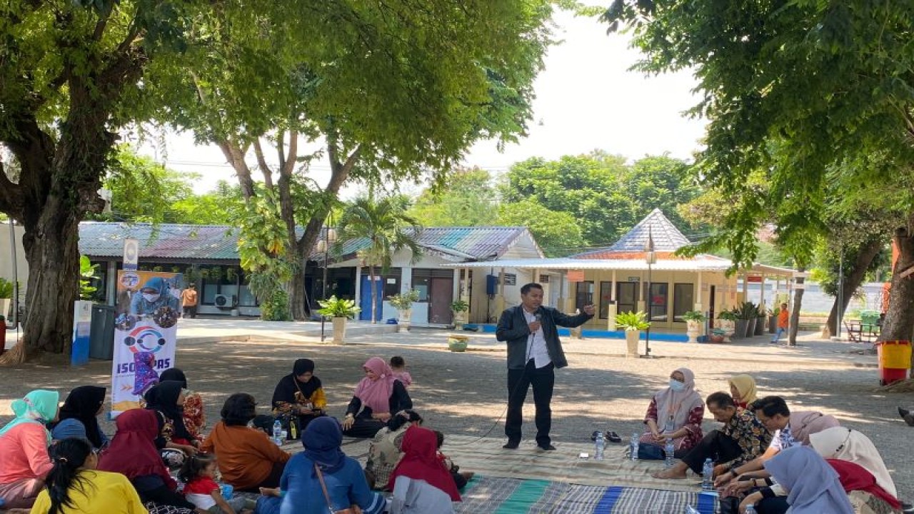 Anggota Komisi C DPRD Kota Surabaya Abdul Ghoni mengajak puluhan anak stunting rekreasi di Taman Hiburan Pantai Kenjeran, Kota Surabaya, Jatim, Jumat (13/1/2023). (ANTARA/HO-DPRD Surabaya)