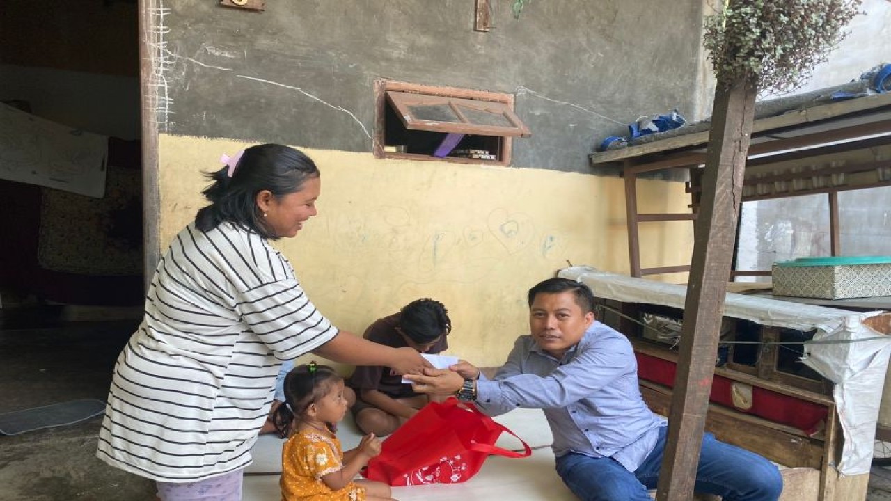 Anggota Komisi C DPRD Surabaya Abdul Ghoni Mukhlas Ni'am saat memberikan bantuan kepada keluarga Fathul Arifin di kediamannya Jalan Bogorami 2/6A, RT02/RW03, Bulak, Kota Surabaya, Jumat (6/1/2023). (ANTARA/HO-Diskominfo Surabaya)