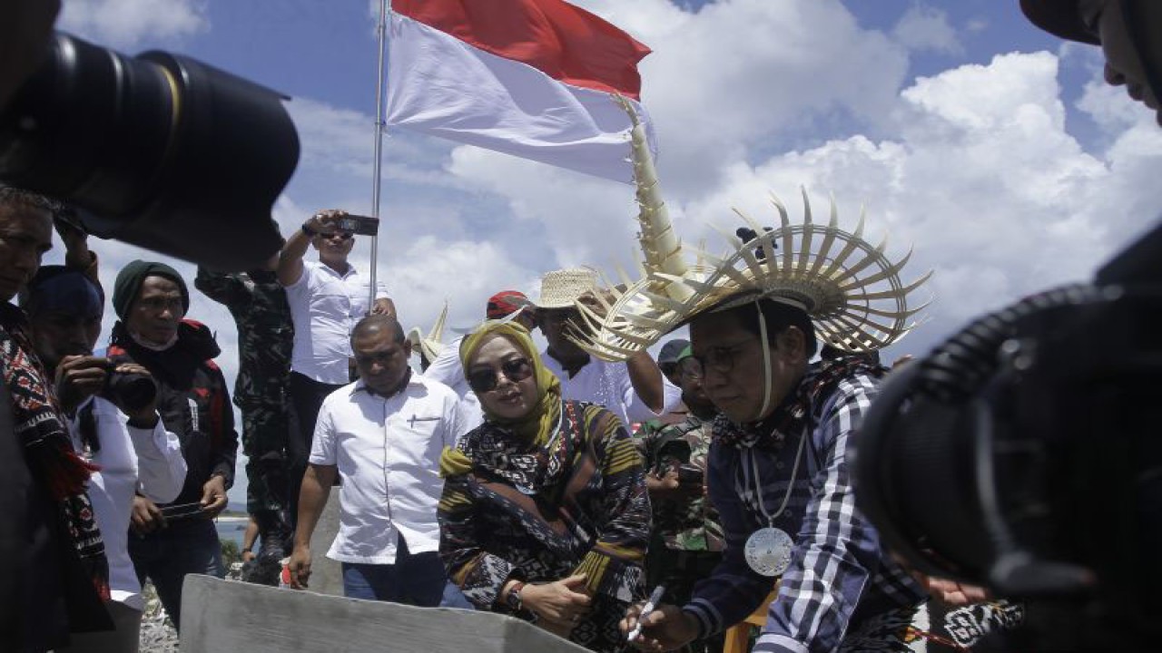 Menteri Desa Pembangunan Daerah Tertinggal dan Transmigrasi (Mendes PDTT) Abdul Hakim Iskandar meresmikan lokasi Titik Nol wilayah terselatan NKRI, di Kabupaten Rote Ndao, Provinsi NTT, Sabtu (14/01/2023). FOTO ANTARA/Kornelis Kaha.