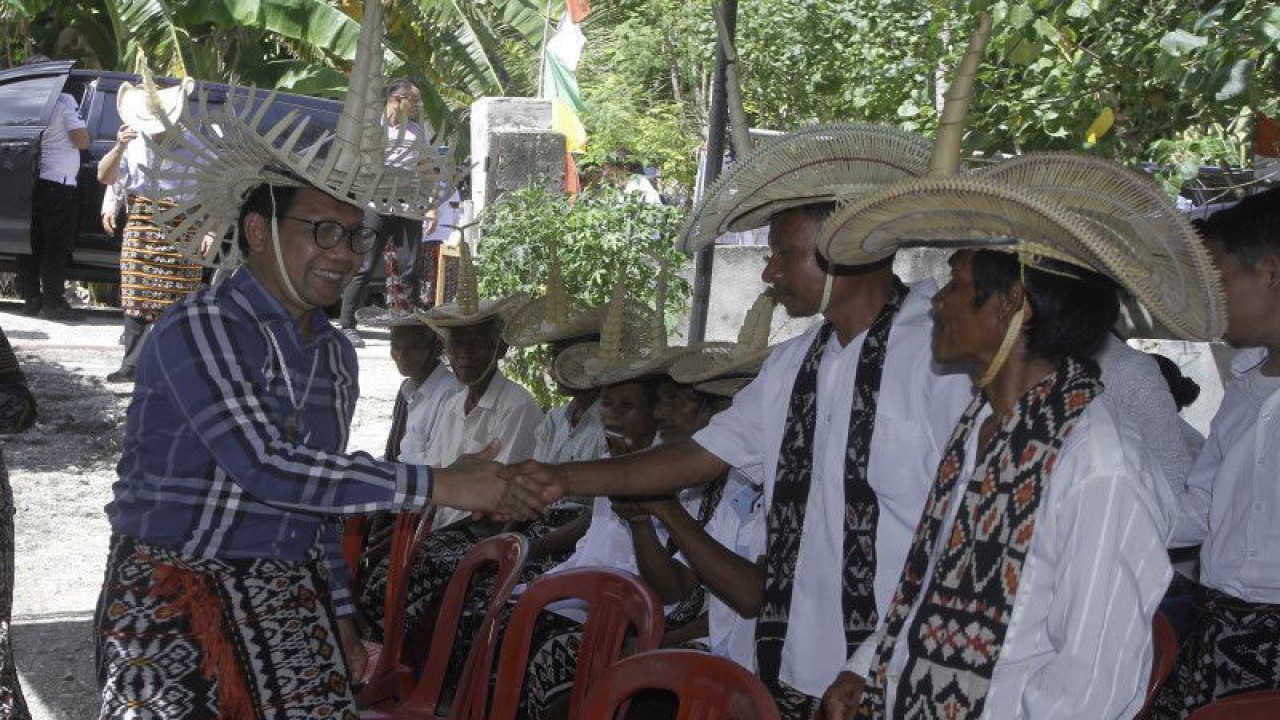 Menteri Desa Pembangunan Daerah Tertinggal dan Transmigrasi (Mendes PDTT) Abdul Hakim Iskandar (kiri) menyapa sejumlah Kepala Desa saat berada di desa Dodaek, Kabupaten Rote Ndao, NTT, Sabtu (14/01/2023). ANTARA FOTO/Kornelis Kaha.
