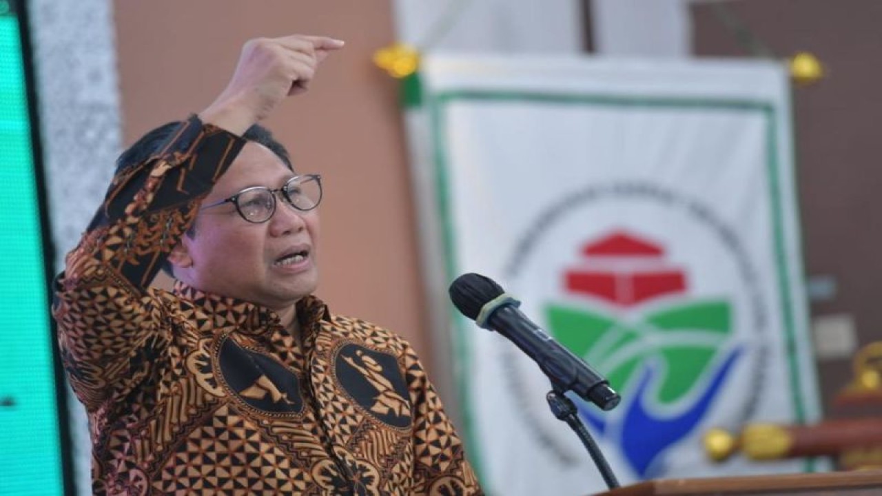 Mendes PDTT Abdul Halim Iskandar memberikan sambutan dalam diskusi kelompok terpumpun "Praevaluasi Program Rekognisi Pembelaran Lampau Desa (RPL Desa), Pemanfaatan Hak Pengelolaan Lahan (HPL) Transmigrasi serta Penyusunan Panduan Laporan Pengelolaan Keuangan dan Pemeringkatan BUMDesa Bersama" di Yogyakarta, Rabu (4/1/2023). (ANTARA/HO-Kemendes PDTT)