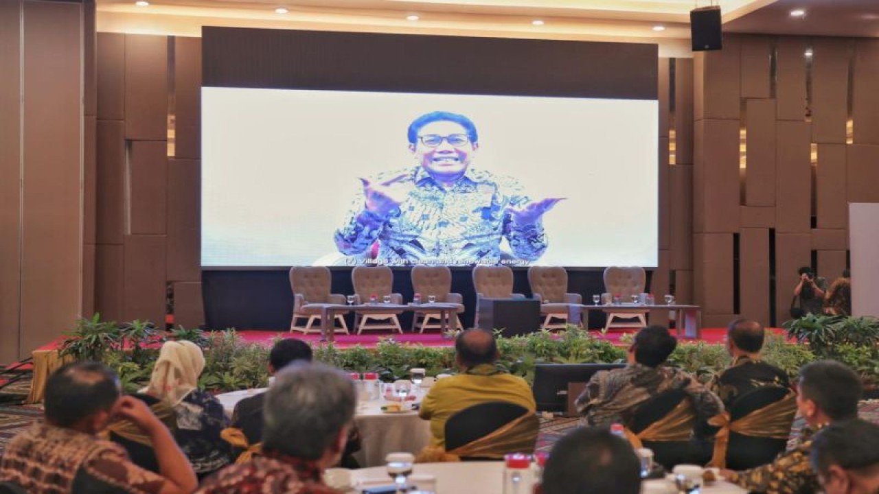 Mendes PDTT Abdul Halim Iskandar memberikan sambutan secara virtual dalam acara International Conference Sustainable Rural Development in Border Areas, pada Jumat (13/1/2023). (ANTARA/HO-Kemendes PDTT)