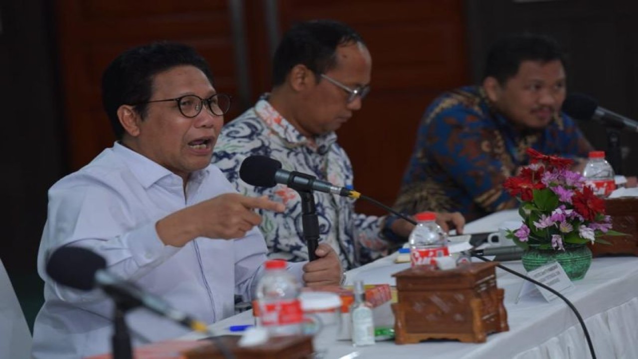 Mendes PDTT Abdul Halim Iskandar (kiri) dalam dialog dengan para kepala desa dari Kabupaten Probolinggo, Jawa Timur di Jakarta, Senin (16/1/2023). (ANTARA/HO-Kemendes PDTT)