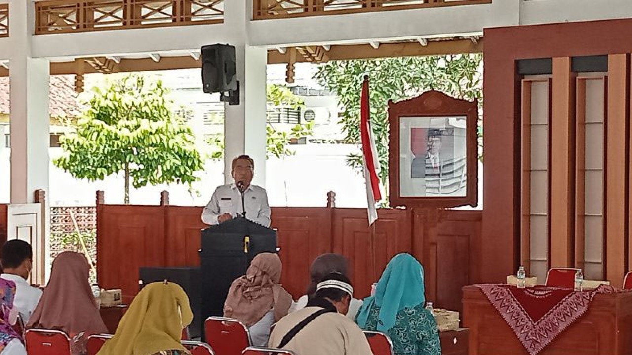 Bupati Bantul Abdul Halim Muslih saat pengarahan Strategi Penanganan Sampah Antisipasi Darurat TPA Piyungan di Kabupaten Bantul, DIY, Rabu (25/1/2023) (FOTO ANTARA/Hery Sidik)