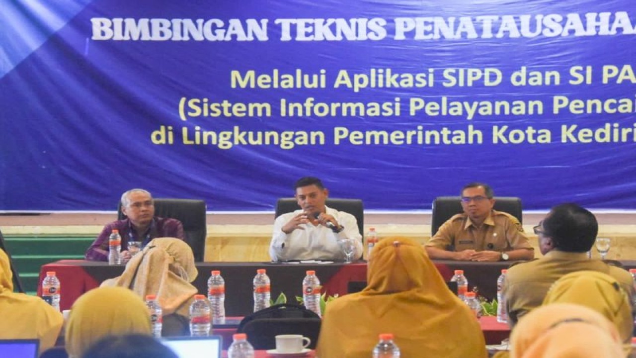Wali Kota Kediri Abdullah Abu Bakar rapat mengenai penatausahaan keuangan di Kediri, Jawa Timur, Selasa (10/1/2023).ANTARA/ HO-Pemkot Kediri
