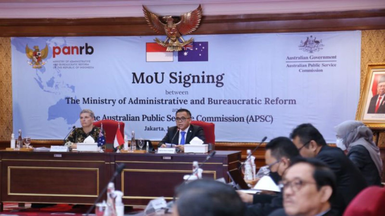 Menpan RB Abdullah Azwar Anas saat penandatanganan MoU lanjutan dengan Australian Public Service Commission di Kantor Kemenpan RB, Jakarta, Selasa (31/1/2023). (ANTARA/HO-PAN-RB)