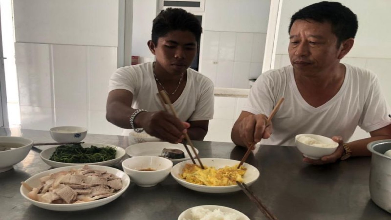 (Kanan) Seorang ABK Kapal nelayan KM Bahagia Natuna warga Kecamatan Meral, Kabupaten Karimun, Provinsi Kepulauan Riau Raden Bambang Firman Alamasyah (18) saat mendapatkan jamuan makan oleh warga Vietnam. (ANTARA/HO-SAR Natuna/Cherman)