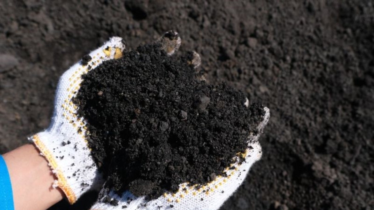 Abu sisa pembakaran batu bara dari Pembangkit Listrik Tenaga Uap (PLTU). (ANTARA/Firman)