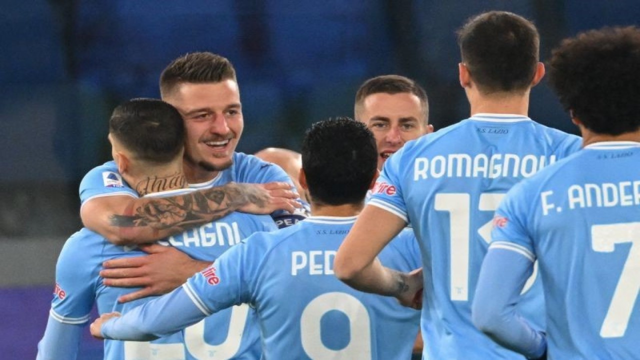 Selebrasi pemain Lazio Sergej Milinkovic-Savic (kiri) bersama rekan setimnya setelah mencetak gol pertama dalam kemenangan 4-0 atas AC Milan di Serie A pekan ke-17 di Olimpico Stadium, Roma pada 25 Januari 2023. ANTARA/AFP/ANDREAS SOLARO