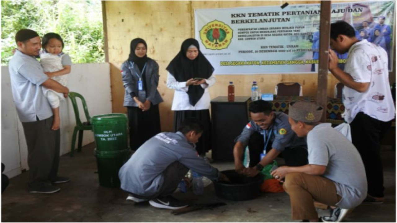 Acara pelatihan pembuatan pupuk kompos berbahan limbah organik yang digelar Mahasiswa KKN Unram. (ANTARA/Mahasiswa KKN Unram)