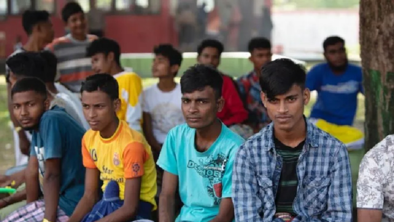 Sejumlah imigran etnis Rohingya duduk di halaman lokasi penampungan sementara di SMP Negeri 2 Curei, Gampong Curei, Kecamatan Muara Tiga, Kabupaten Pidie, Aceh, Minggu (1/1/2023). (ANTARA/Khalis Surry)