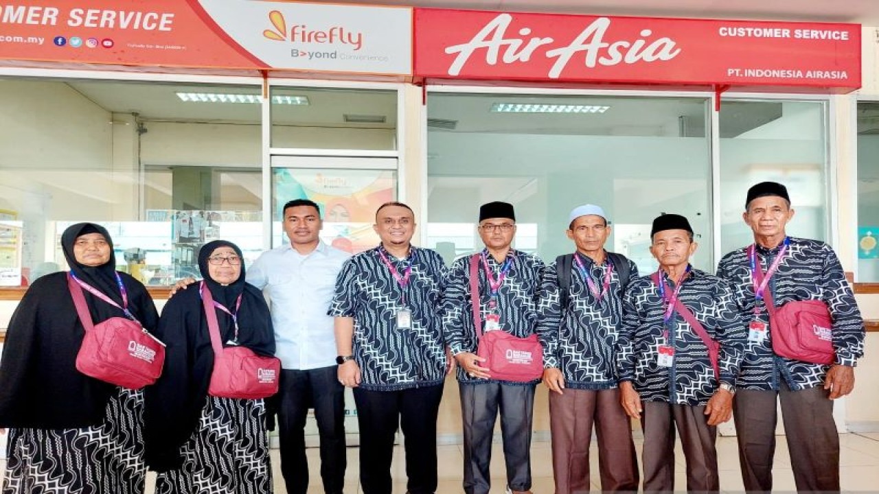 Wakil Ketua DPR Aceh Safaruddin (tiga kiri) didampingi Ketua DPD Amphuri Aceh Welly Rifandi (empat kiri) saat melepas jamaah yang berangkat umrah bersama travel di bawah Amphuri DPD Aceh di Bandara Internasional Sultan Iskandar Muda (SIM) Blang Bintang, Aceh Besar, Kamis (12/1/2023). (ANTARA/HO-Amphuri DPD Aceh)