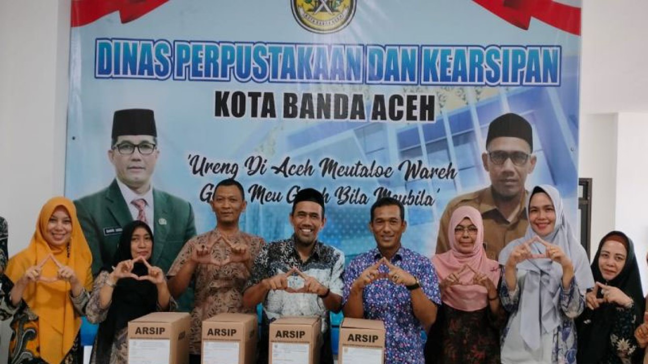 Dispersip Banda Aceh saat menerima berkas Arsip inaktif dari salah satu OPD di Banda Aceh, Jumat (13/1/2023) (ANTARA/HO/Dispersip Banda Aceh)