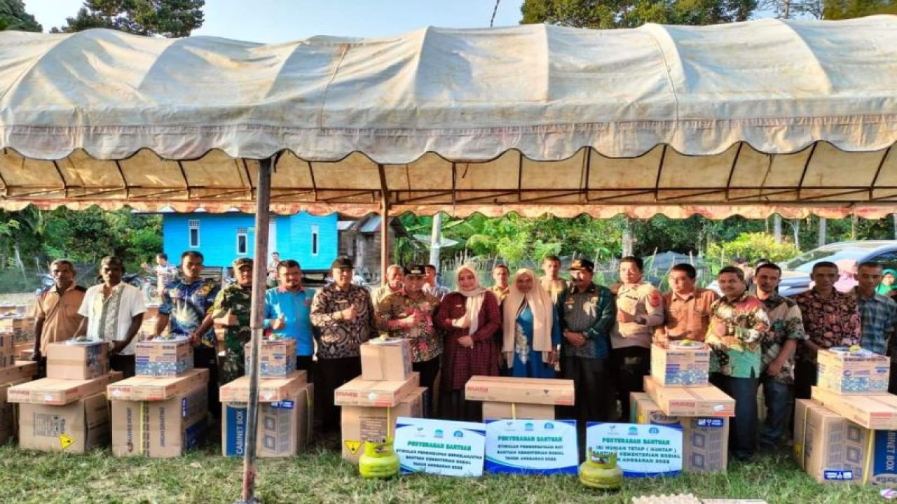 Pj Bupati Aceh Jaya menyerahkan bantuan sosial kepada137 masyarakat Komunitas Adat Terpencil (KAT) di Gampong Glee Putoh, Kecamatan Panga kabupaten Aceh Jaya, Jumat (ANTARA/HO)