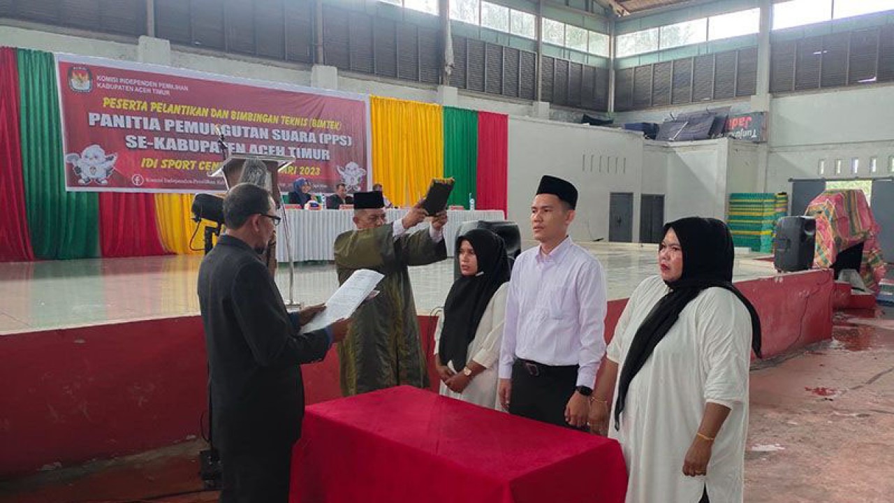 Ketua KIP Sofyan melantik anggota PPS di Aceh Timur, Selasa (24/1/2023). ANTARA/Hayaturrahmah