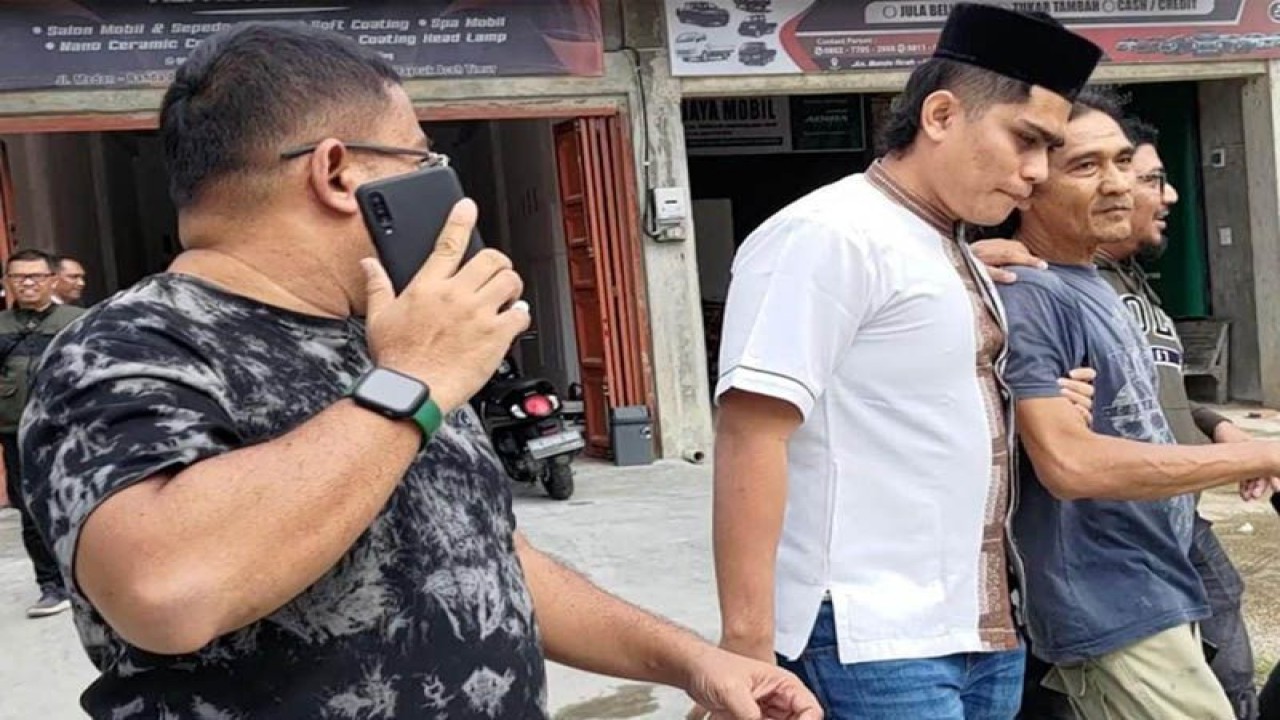 Tim Tangkap Buronan Kejati Aceh dan tim Kejagung menangkap buronan Kejati Sumatera Utara di Kabupaten Aceh Timur, Jumat (27/1/2023). ANTARA/HO/Penkum Kejati Aceh.