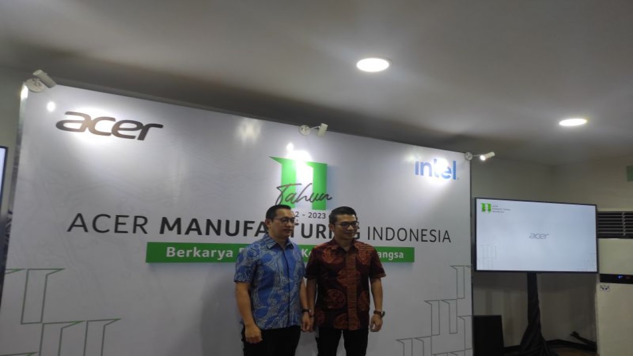 Presiden Direktur Acer Indonesia Herbert Ang (kiri) di Bekasi, Jawa Barat, Selasa (12/1/2023). (ANTARA/Indriani)