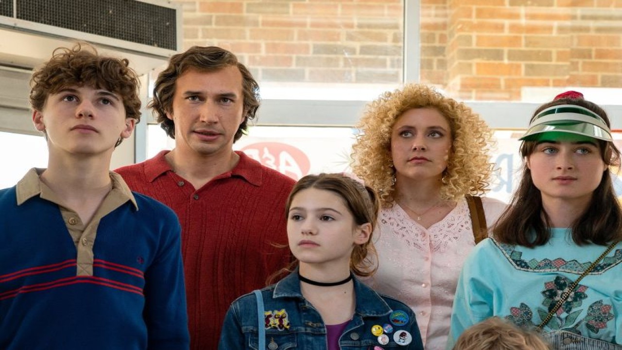 Adam Driver (baju merah) dan Greta Gerwig (baju pink) dalam cuplikan "White Noise" (2022). (Netflix)