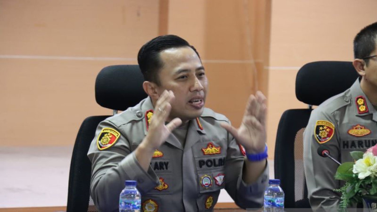 Kapolres Jakarta Selatan Kombes Pol Ade Ary Syam Indradi saat berdialog dengan Bhabinkamtibmas di Polres Jakarta Selatan, Kamis (5/1/2023) (ANTARA/HO-Polres Jakarta Selatan)