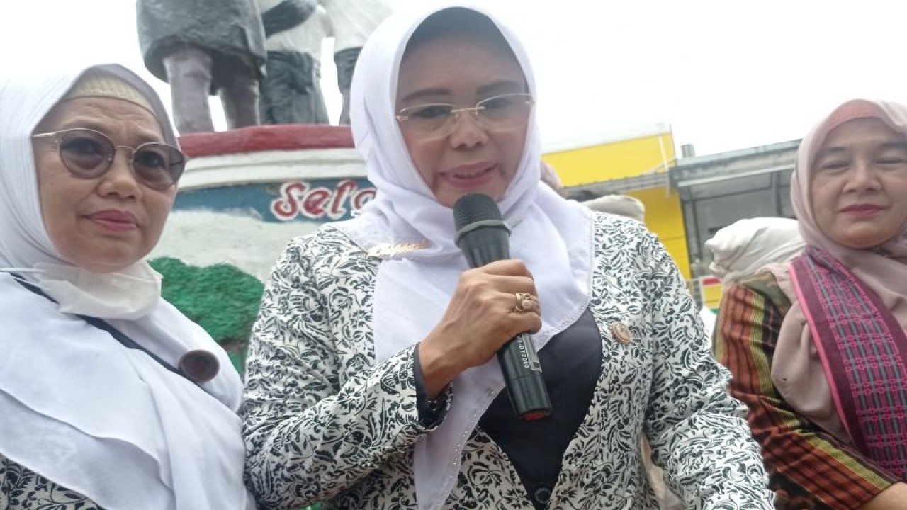 Sekretaris Jenderal Pengurus Pusat Ikatan Bidan Indonesia (IBI) Ade Jubaedah (tengah). ANTARA/Mansur