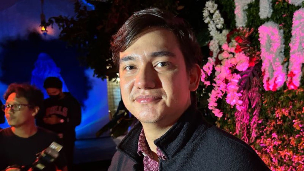 Aktor Adipati Dolken saat menghadiri pemutaran perdana film "Bayi Ajaib" di Jakarta, Jumat (14/1/2023) (ANTARA/Maria Cicilia Galuh)