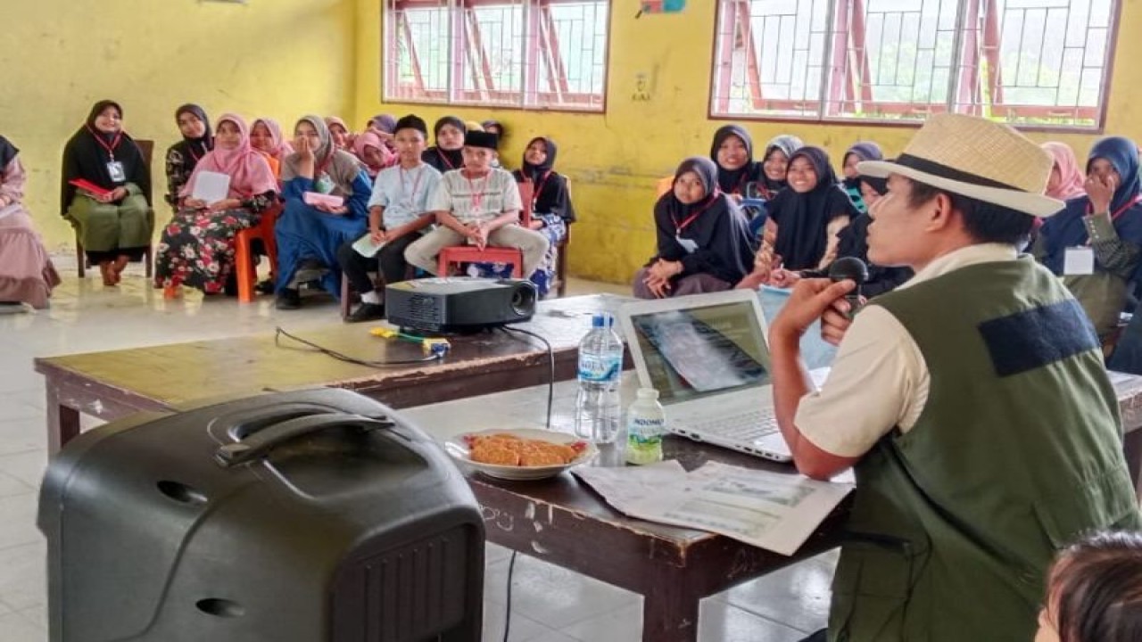 Komisioner Bawaslu Pasaman Barat Aditia Pratama saat memberikan sosialisasi pengawasan Pemilu kepada pemilih pemula. ANTARA.