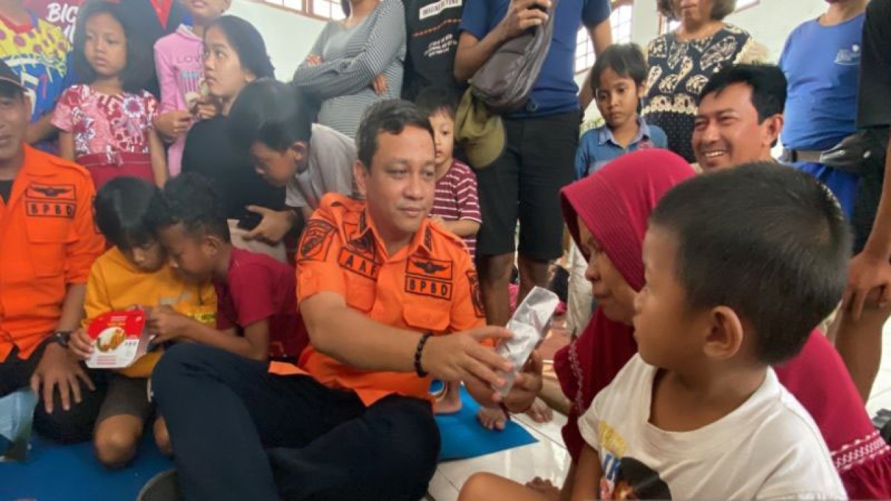 Wali Kota Pekalongan Afzan Arslan Djunaid sedang menghibur anak-anak dan warga yang berada di pengungsian, Senin (2/1/2023). (ANTARA/Kutnadi)