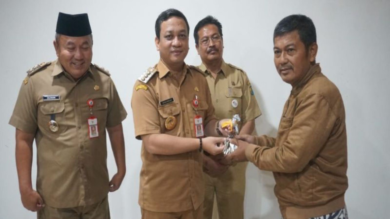 Wali Kota Pekalongan Afzan Arslan Djunaid menyerahkan bantuan sosial sebesar Rp500 ribu pada para 153 pedagang di Alun-Alun Pekalongan dan Pedagang Pasar Senggol Kuripan, Senin (9/1/2023). (ANTARA/Kutnadi)