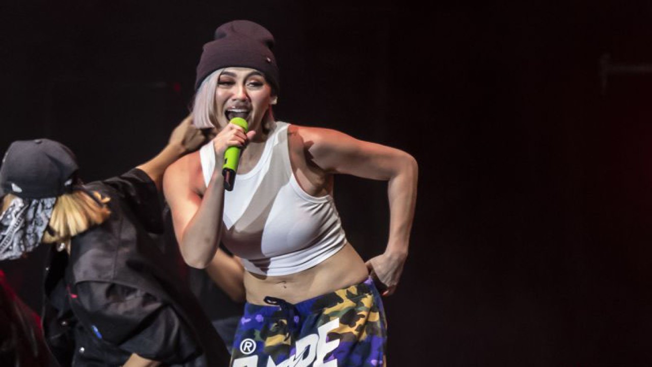 Penyanyi Agnez Mo tampil pada hari ketiga Synchronize Fest 2022 di Gambir Expo Kemayoran, Jakarta, Minggu (9/10/2022). ANTARA FOTO/Muhammad Adimaja/aww. (ANTARA FOTO/MUHAMMAD ADIMAJA)