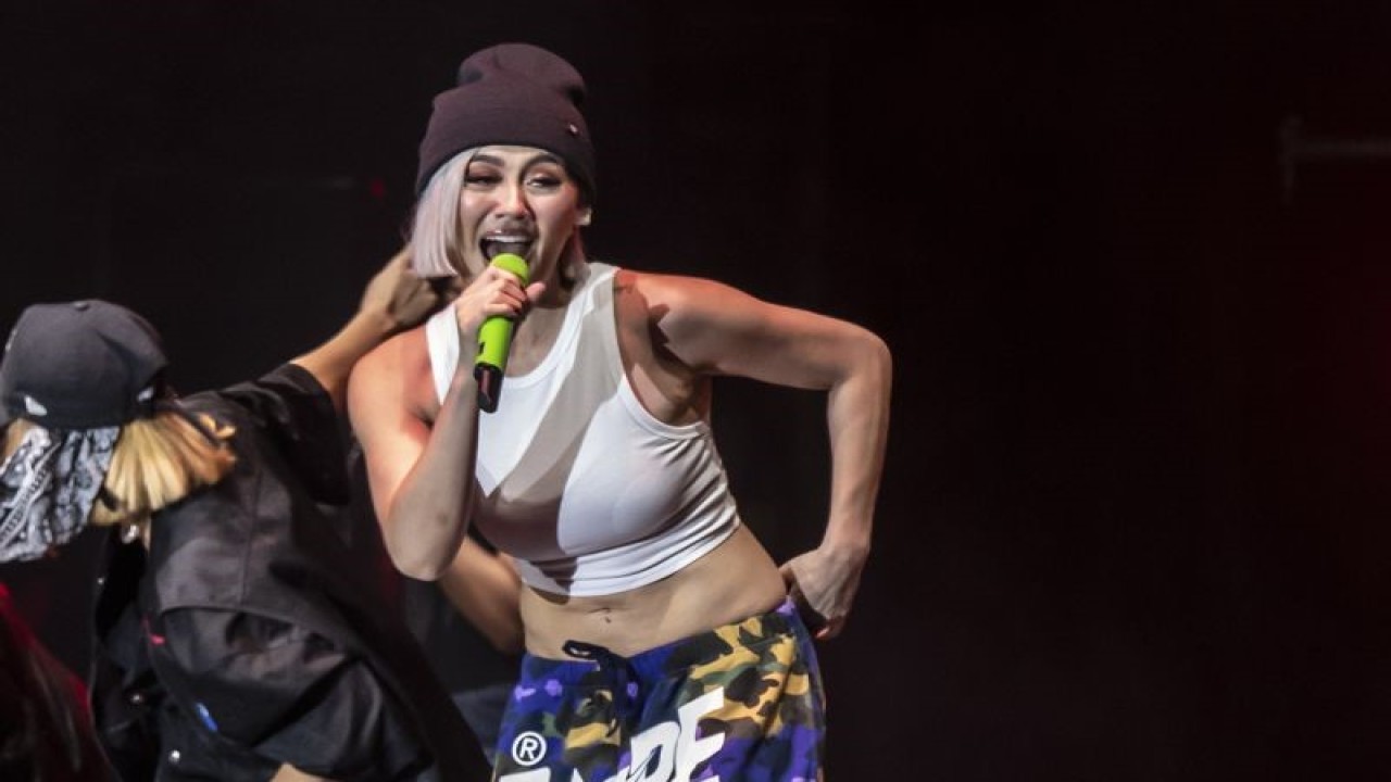 Penyanyi Agnez Mo tampil pada hari ketiga Synchronize Fest 2022 di Gambir Expo Kemayoran, Jakarta, Minggu (9/10/2022). ANTARA FOTO/Muhammad Adimaja/aww. (ANTARA FOTO/MUHAMMAD ADIMAJA)