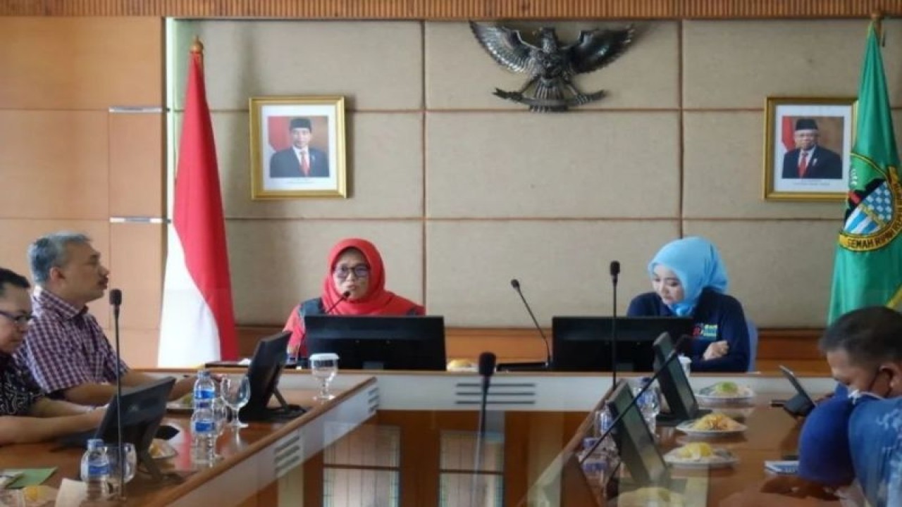 Kepala Dinas Pemberdayaan Perempuan, Perlindungan Anak, dan Keluarga Berencana (DP3AKB) Provinsi Jawa Barat Agung Kim Fajar Wiyati Oka (kiri). (ANTARA/HO-Humas DP3AKB Jawa Barat)