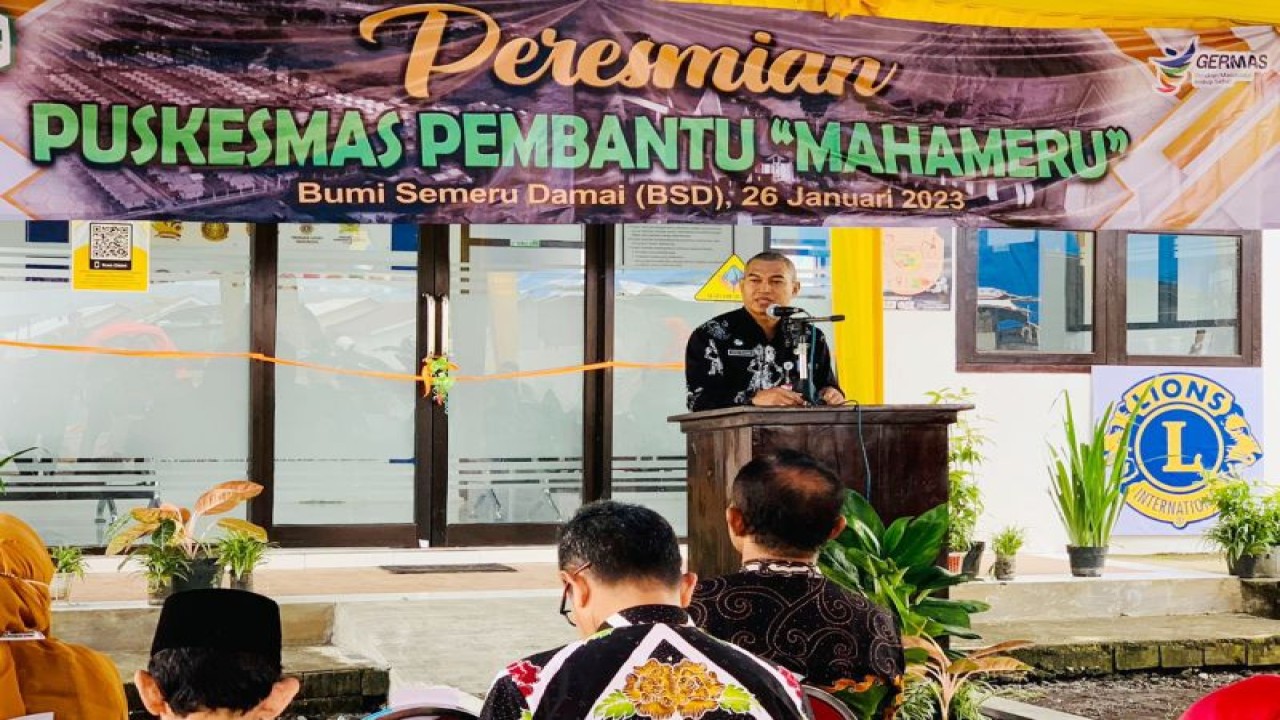 Sekda Lumajang Agus Triyono meresmikan Puskesmas pembantu untuk penyintas bencana Semeru di lahan relokasi Bumi Semeru Damai di Desa Sumbermujur, Kecamatan Candipuro, Kabupaten Lumajang, Kamis (26/1/2023). (ANTARA/HO-Diskominfo Lumajang)
