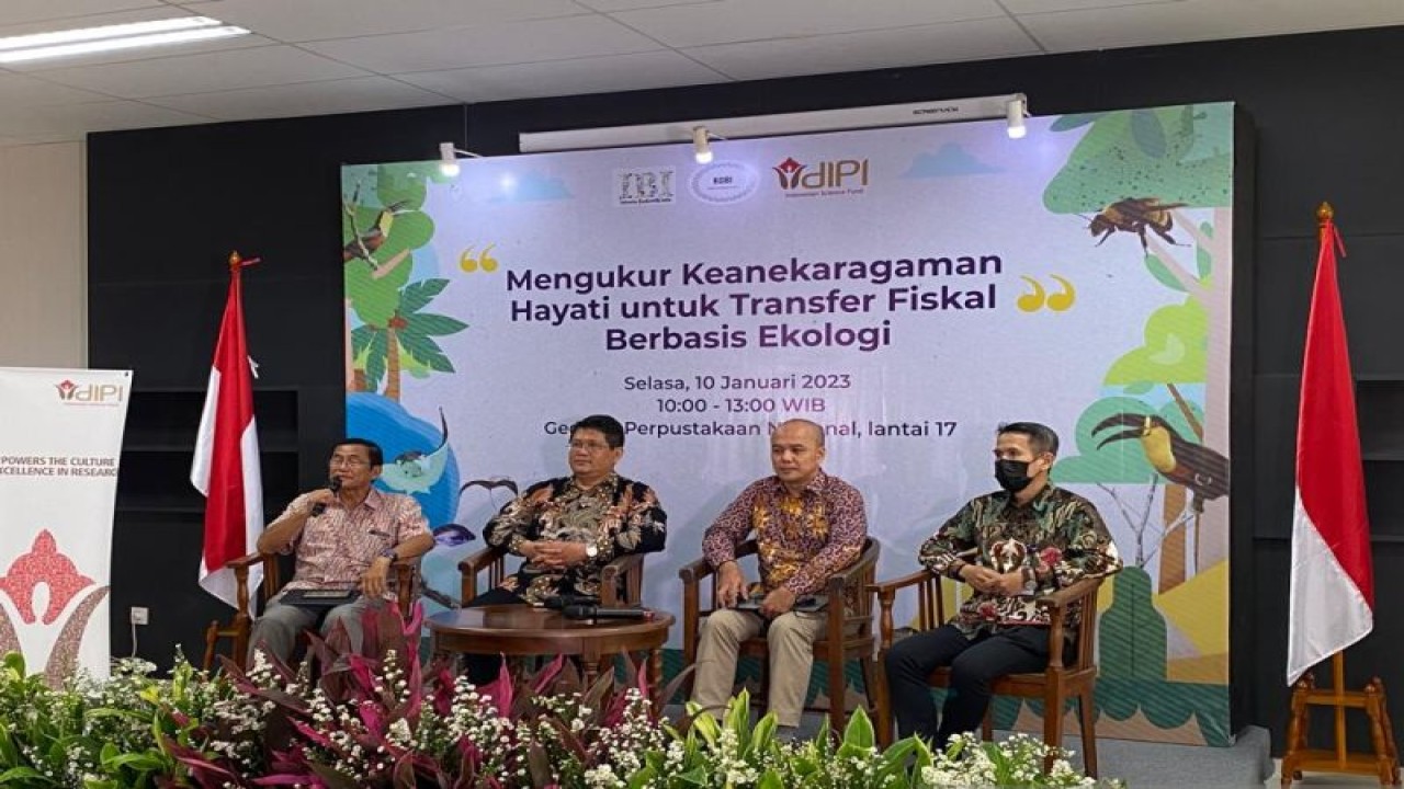 Perencana Ahli Madya Direktorat Lingkungan Hidup Bappenas Erik Armundito (kedua kanan) dalam diskusi biodiversitas di Jakarta, Selasa (10/1/2023) (ANTARA/Prisca Triferna)