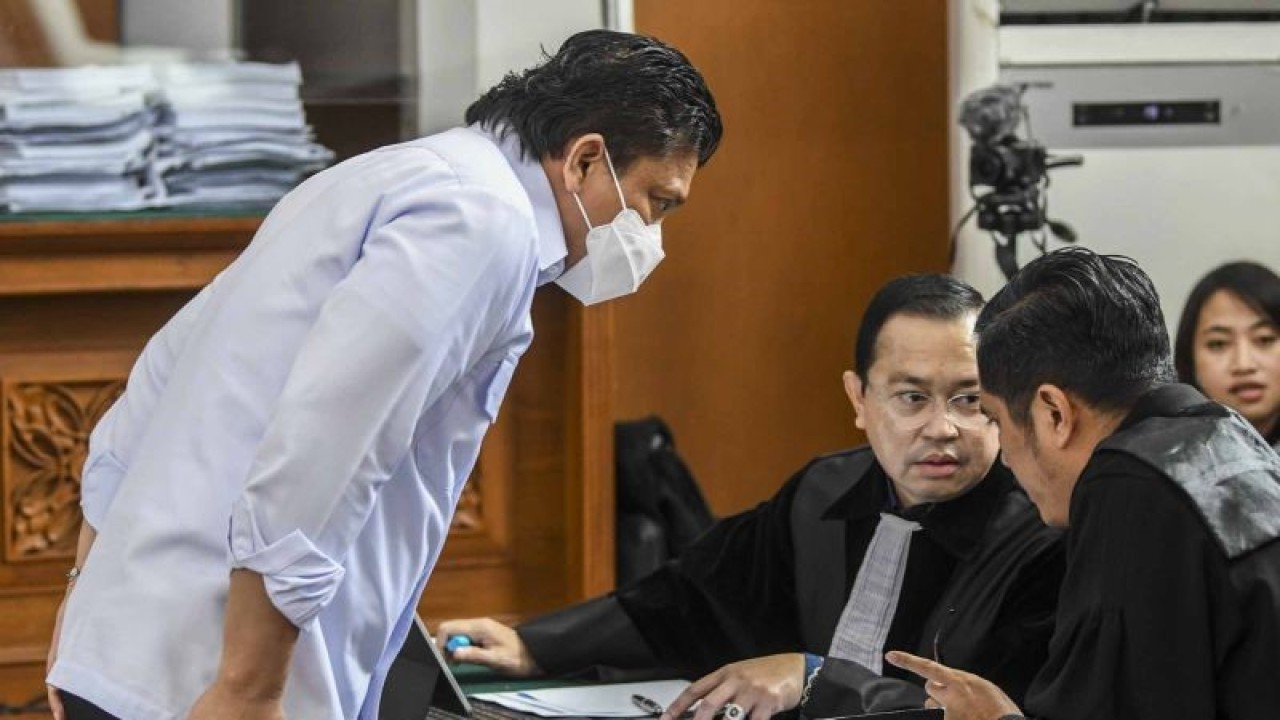 Terdakwa kasus pembunuhan Brigadir Yosua Hutabarat, Ferdy Sambo, berbincang dengan kuasa hukumnya saat mengikuti sidang lanjutan di PN Jakarta Selatan, Jakarta, Selasa (3/1/2023). Sidang tersebut beragendakan mendengarkan keterangan saksi ahli meringankan terdakwa. ANTARA FOTO/Galih Pradipta/wsj.