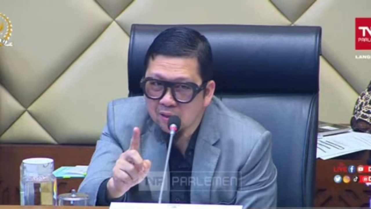 Ketua Komisi II DPR Ahmad Doli Kurnia saat RDPU bersama Koalisi Masyarakat Sipil Kawal Pemilu Bersih di Kompleks Parlemen Senayan, Jakarta, Rabu (11/1/2023). (ANTARA/Melalusa Susthira K.)