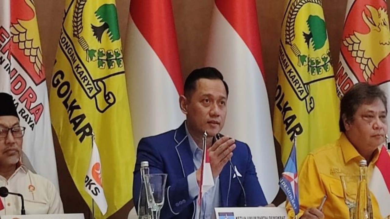 Ketua Umum Partai Demokrat Agus Harimurti Yudhoyono saat memberikan keterangan pers usai pertemuan delapan partai politik di Hotel Dharmawangsa, Jakarta Selatan, Minggu (8/1/2023). ANTARA/Syaiful Hakim