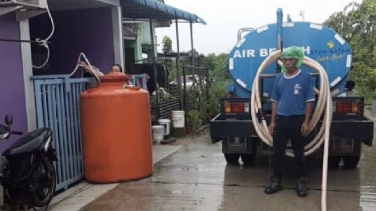 Warga menyalin air dari mobil tangki air bersih untuk memenuhi kebutuhan. (ANTARA/Yude)