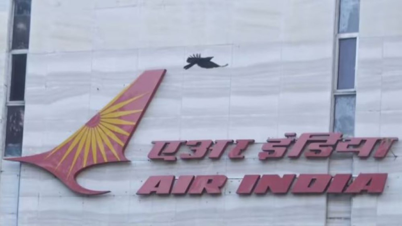 Seekor burung terbang di atas logo maskapai Air India di kantor pusat perusahaan di Mumbai, India, pada 19 Oktober 2021. (Francis Mascarenhas/Reuters)