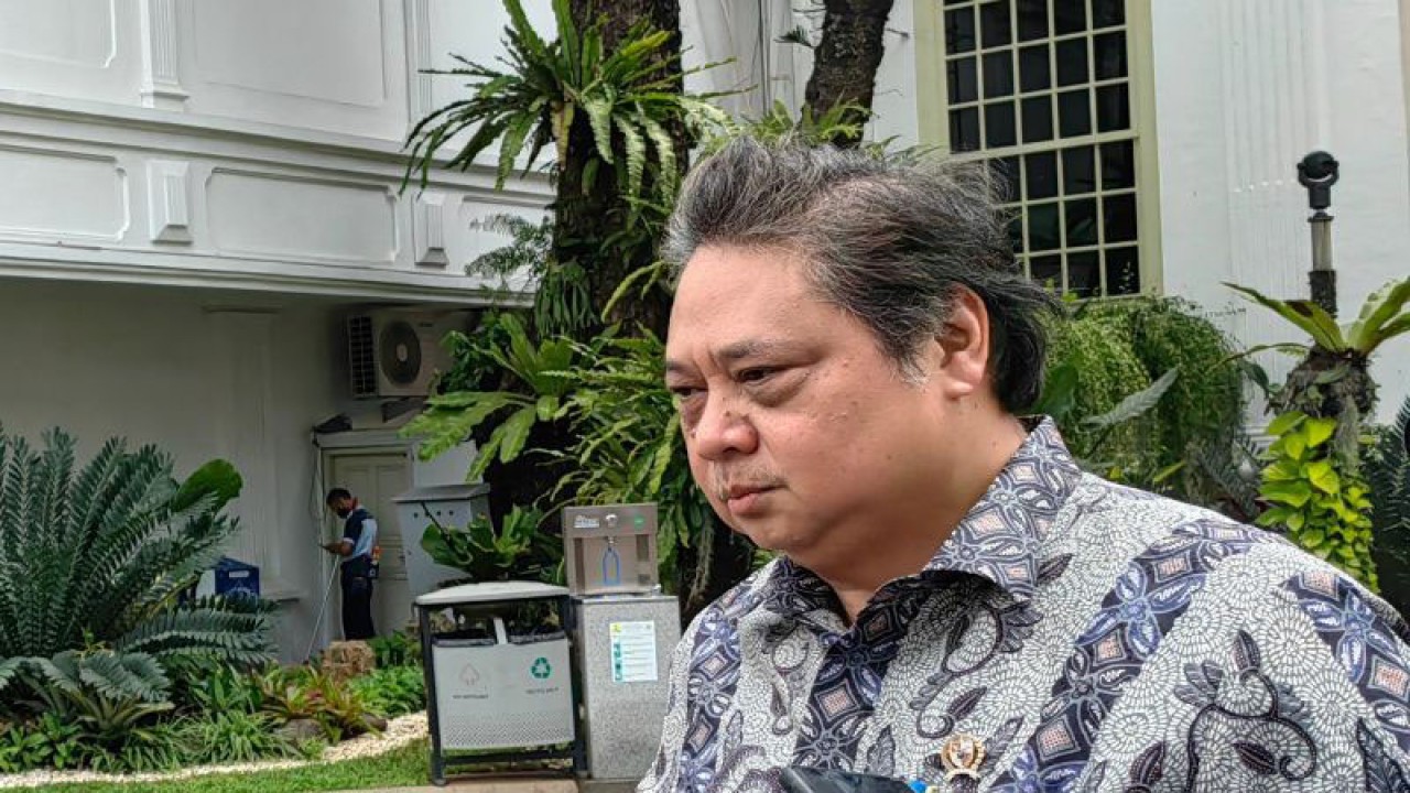 Menteri Koordinator Bidang Perekonomian Airlangga Hartarto meninggalkan lingkungan Istana Kepresidenan Jakarta, Rabu (11/1/2023), seusai mengikuti rapat terbatas tentang ekspor dan investasi yang dipimpin langsung Presiden RI Joko Widodo. (ANTARA/Gilang Galiartha)