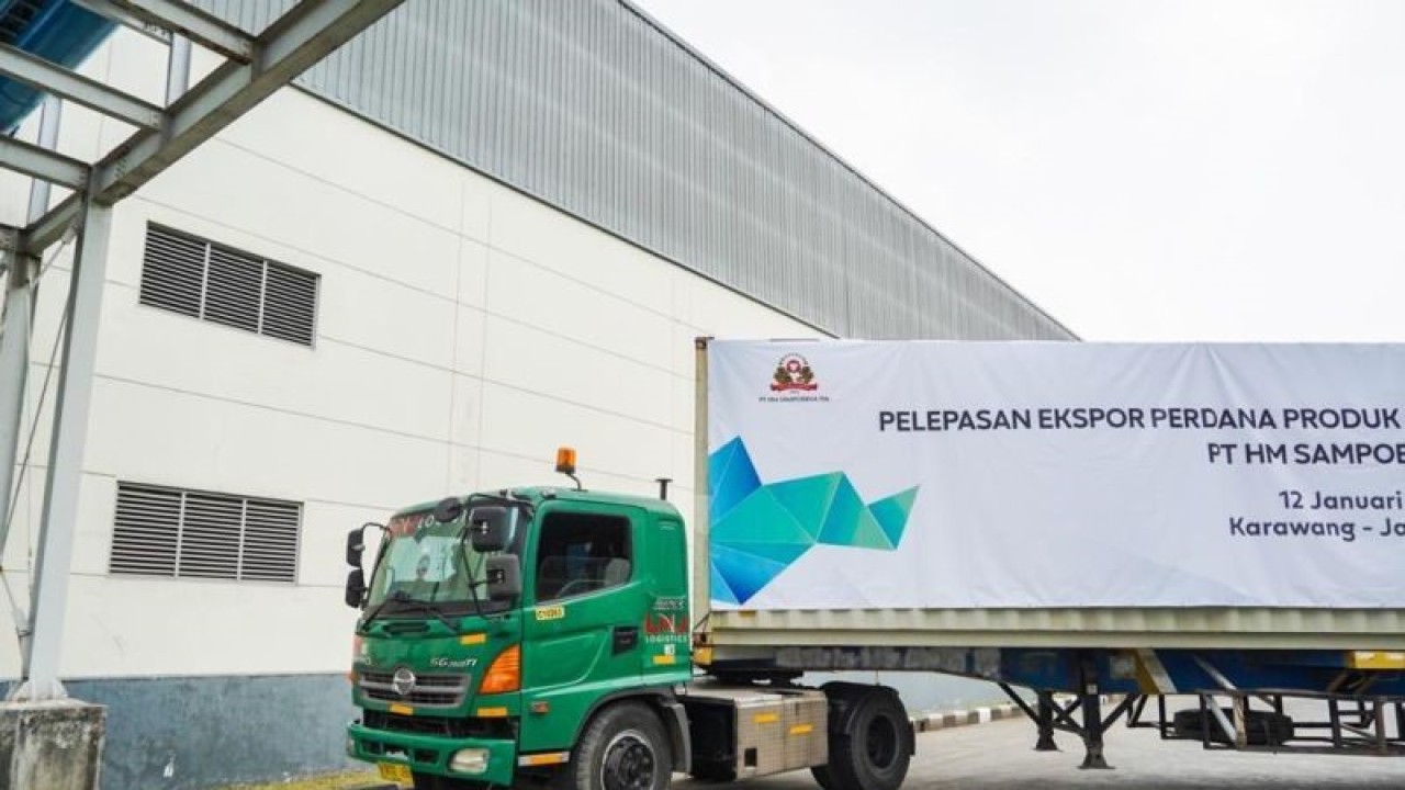 Truk yang mengangkut produk tembakau inovatif bebas asap milik PT HM Sampoerna Tbk  yang akan diekspor ke Malaysia dan Filipina, di Karawang, Jawa Barat (13/1/2023). ANTARA/HO-Kemenko Perekonomian.