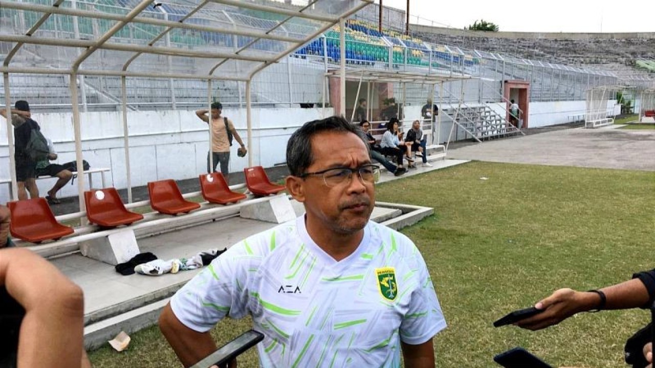 Pelatih Persebaya Surabaya Aji Santoso memberikan keterangan kepada wartawan usai memimpin latihan di Stadion Gelora 10 November Surabaya, Jawa Timur, Rabu (28/12/2022). (ANTARA/Naufal Ammar Imaduddin)