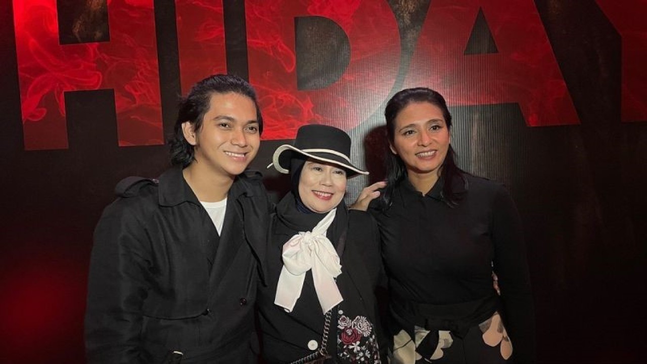 Ajil Ditto, Dewi Yull dan Unique Priscilla saat dijumpai di Gala Premier "Hidayah" di Epicentrum XXI, Jakarta Selatan, Kamis (5/1/2023) (ANTARA/Lifia Mawaddah Putri)