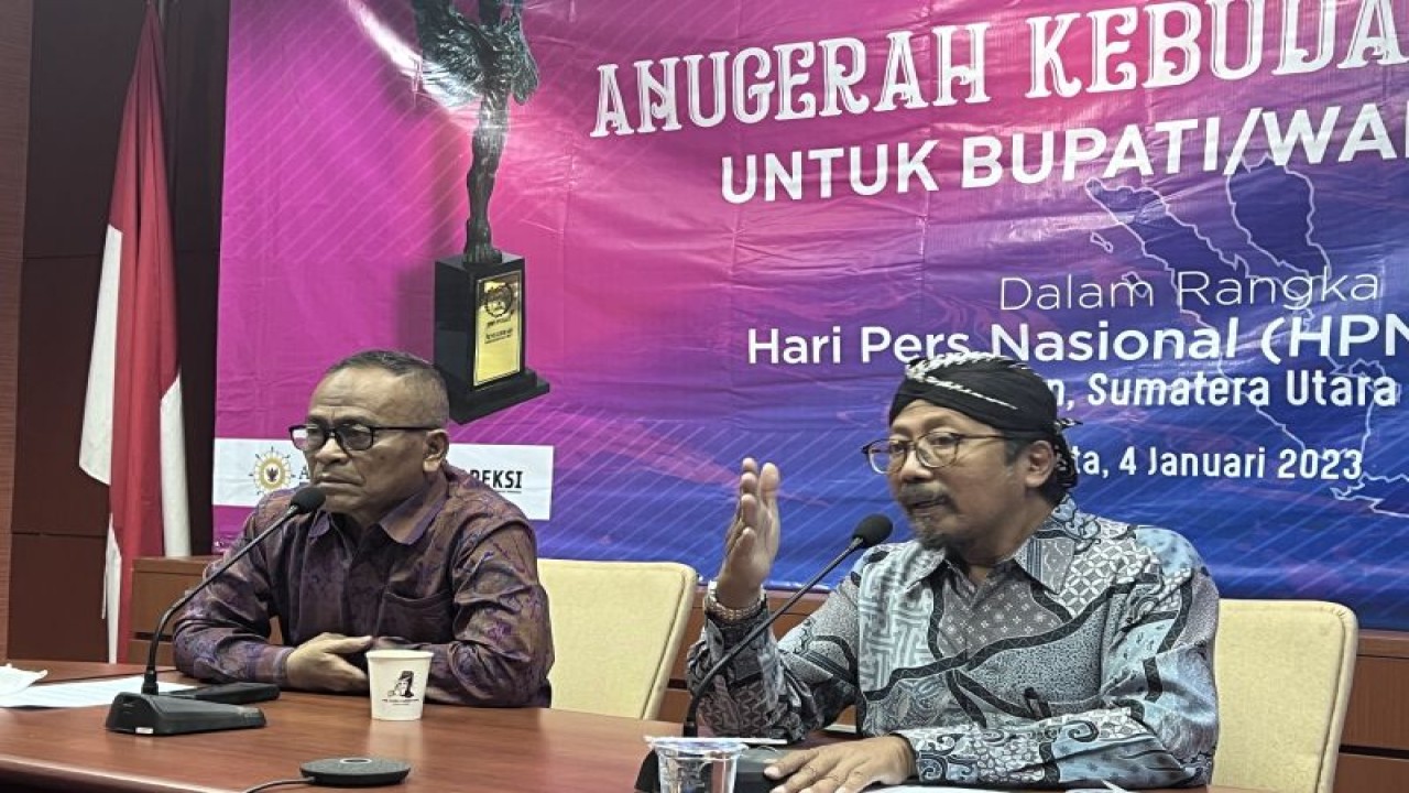 Ketua Umum PWI Pusat Atal S. Depari (kiri) bersama Ketua Pelaksana AK-PWI Yusuf Susilo Hartono (kanan) dalam konferensi pers di Gedung Dewan Pers, Jakarta, Selasa (3/1/2023). ANTARA/Putu Indah Savitri