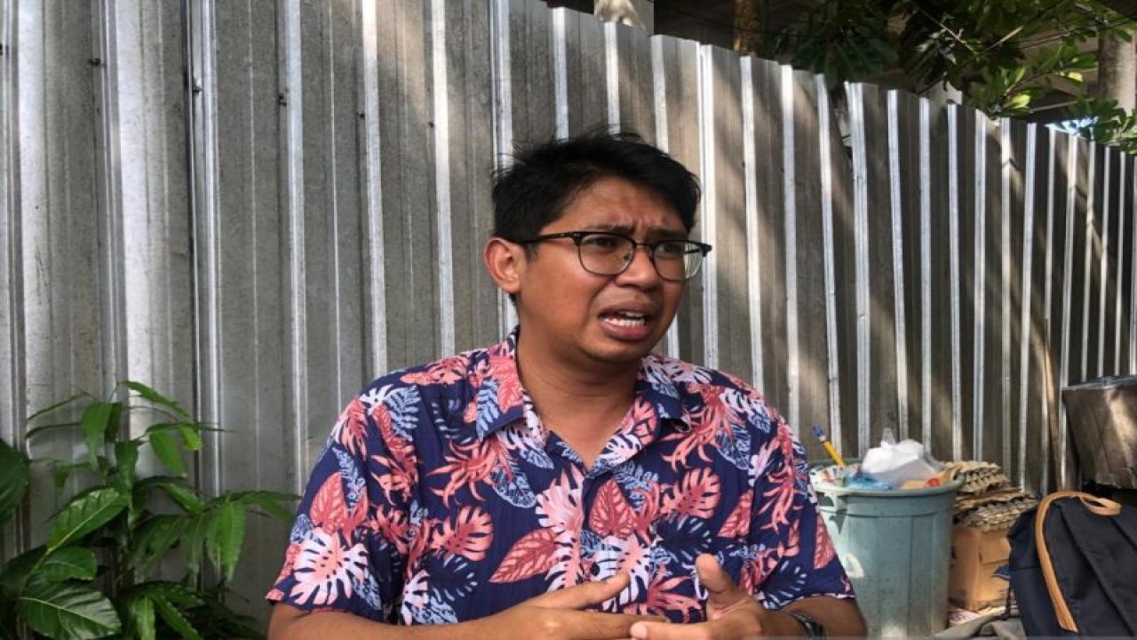 Dosen Ilmu Politik Universitas Udayana Bali Efatha Filomeno Borromeu Duarte memberikan pernyataan di Denpasar, Bali, Selasa (24/1/2023). (ANTARA/Ni Putu Putri Muliantari)